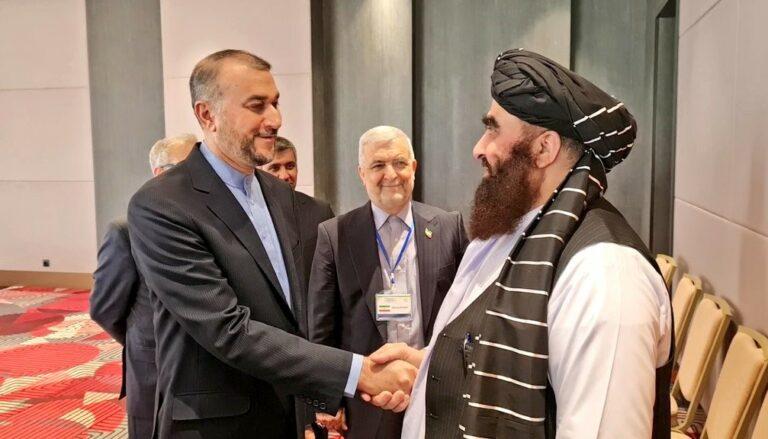 وزرای خارجه افغانستان و ایران پیرامون موضوعات دو جانبه و حقابه آب هلمند گفتگو کردند