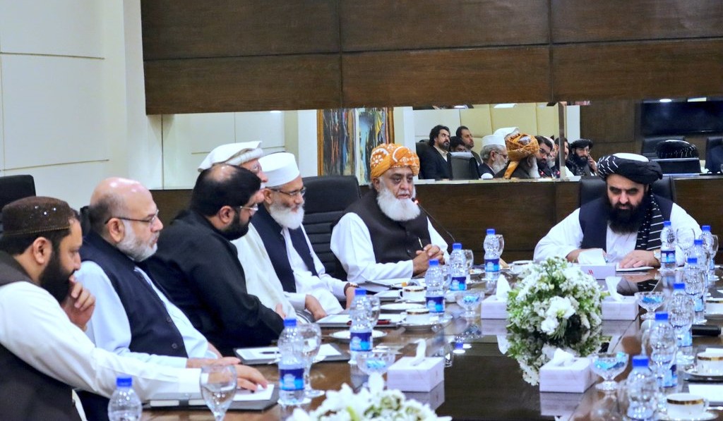 Afghan FM meets Pakistani political leaders