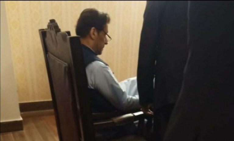 عمران خان محکمې ته: غواړي ما د پېچکارۍ په وسیله ووژني