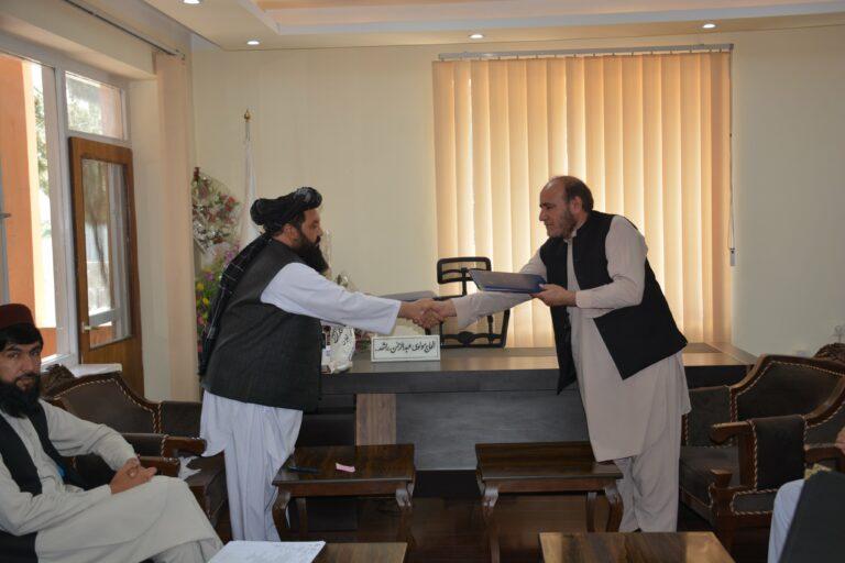 د کډوالو چارو وزارت له درېیو موسسو سره د ۵ میلیون ډالر هوکړې لاسلیک کړې