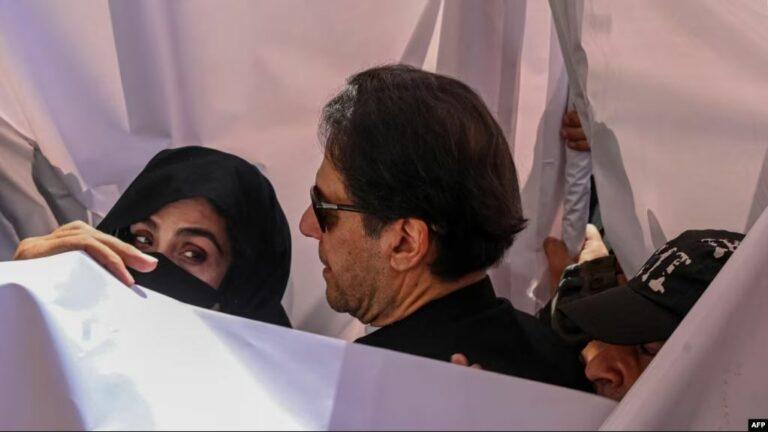 «عمران خان او مېرمن ېې ممنوع الخروج اعلان شول»