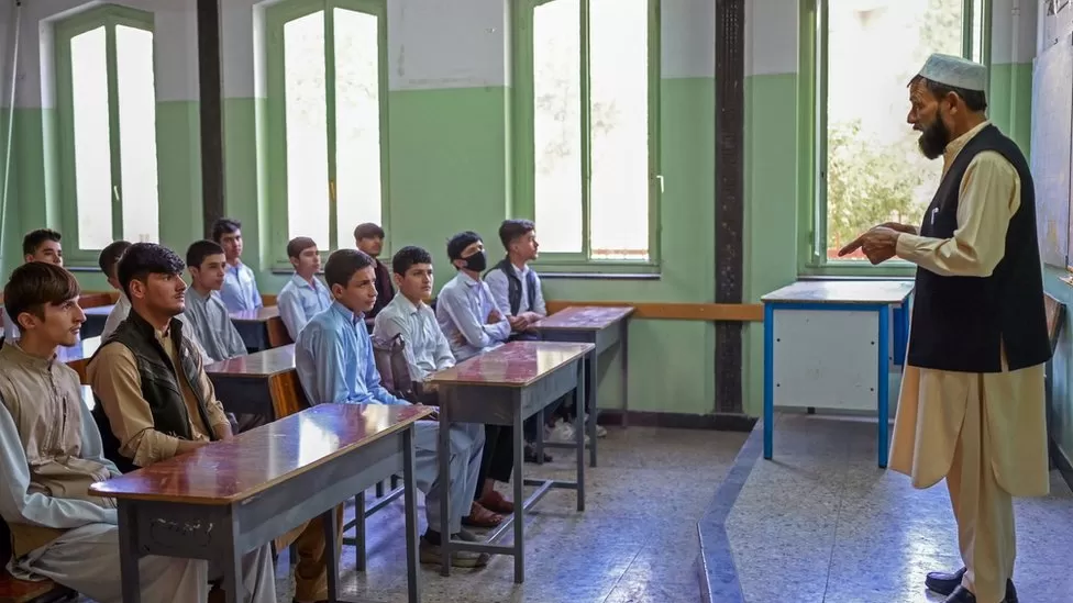 شماری از معلمین مکاتب دولتی شهر کابل خواستار افزایش معاشات‌شان اند
