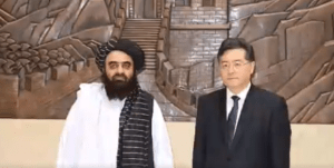 اميرخان متقي له خپل چينايي سیال سره اسلام‌اباد کې وکتل