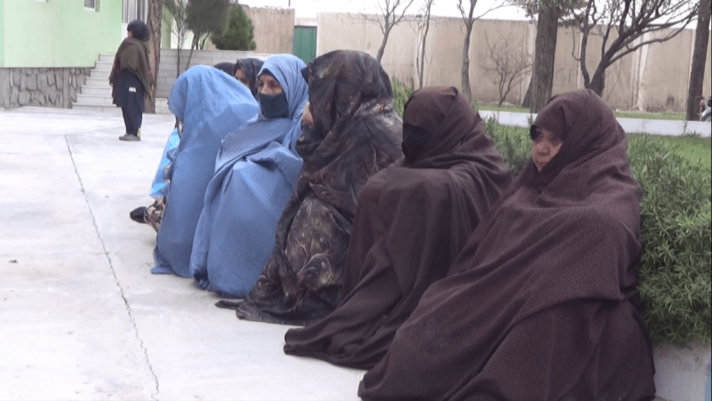Beggars swarm Herat roads, people want them aided