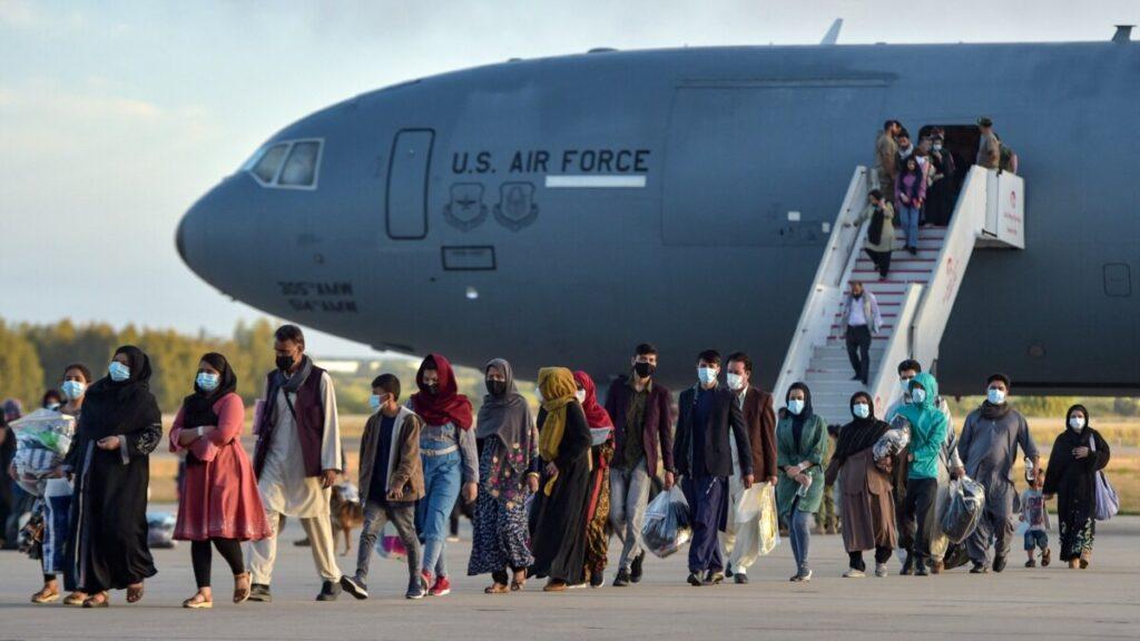 امریکا مجوز اقامت و کار مهاجران افغان در آن کشور را برای دو سال دیگر تمدید می‌کند