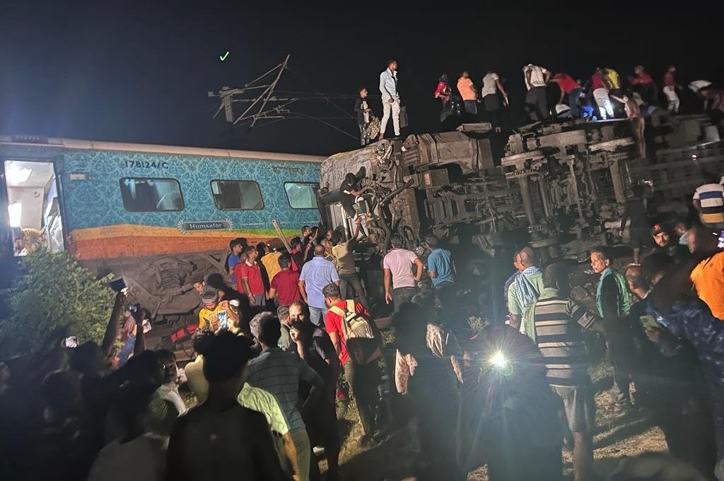 Over 280 killed, 850 wounded in Indian train collision