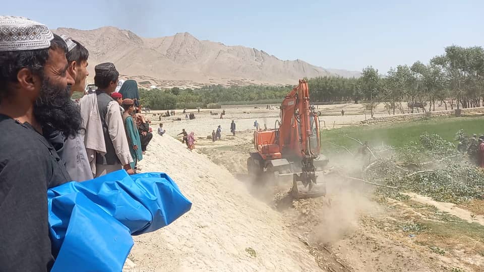 د اروزګان په چورې ولسوالۍ کې د خلکو له خوا یو غصب شوی سړک بېرته پرانیستل شو