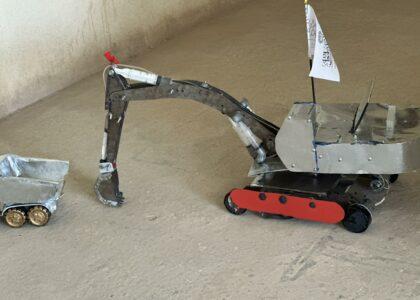 يک دانش‌آموز در سمنگان اسکواتور ساخته‌است