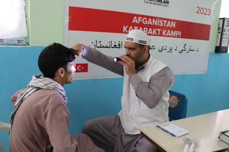 د ډاکټرانو یوه ډله د سترګو وړیا درملنې لپاره بادغیس ته تللې ده