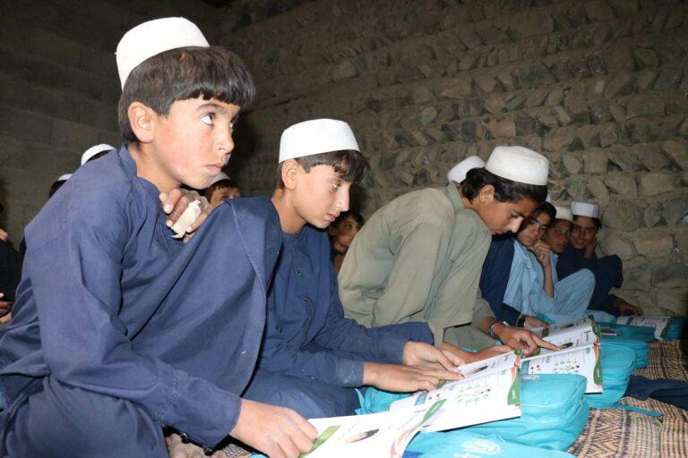 د خوست صبریو یعقوبیو ولسوالۍ خلک وايي، د سیمې نږدې نیمايي ښوونځي یې ودانۍ نه لري