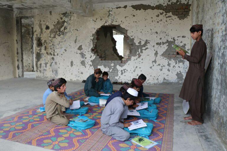 د خوست يو شمېر زده‌کوونکي: ښوونځي مو په جګړو کې ويجاړ شوي، بېرته دې ورغول شي