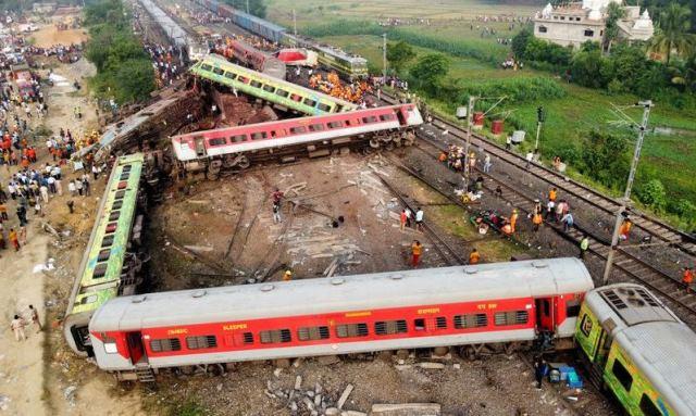 برخورد دو قطار ریل در هند؛ نزدیک به ۳۰۰ تن کشته شده‌اند