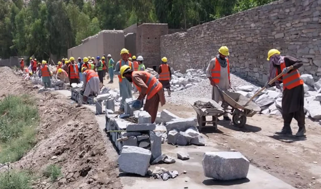 به ارزش ده میلیون افغانی کار یک پروژۀ عمرانی در جلال‌آباد آغاز شد