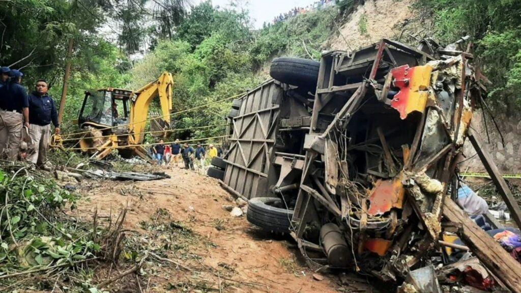 سقوط یک بس مسافربری به دره در مکسیکو ۲۹ کشته و ۱۹ زخمی بر جا گذاشته‌است