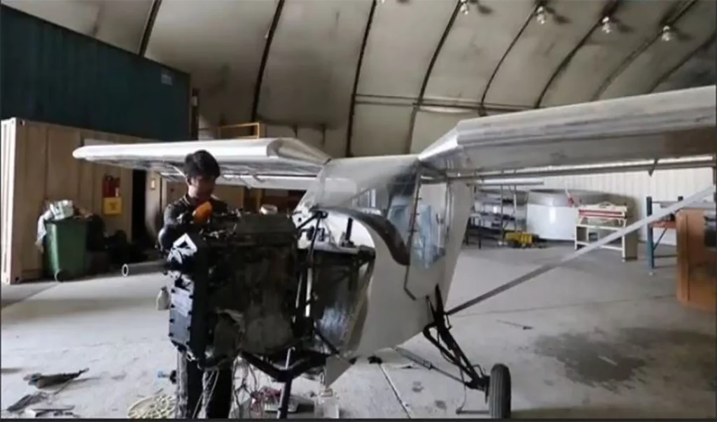 یک انجنیر شرکت هوایی آریانا افغان طیارۀ چهار نفره را ساخته‌است