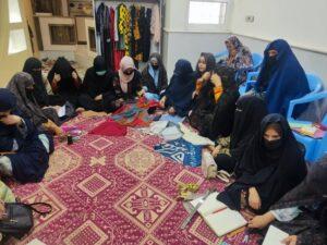 خانمی در نیمروز برای ده‌ها دختر زمینۀ آموزش حرفۀ خیاطی را فراهم کرده‌است