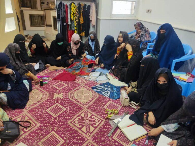 یوې ښځې نیمروز کې لسګونو نجونو ته د خیاطۍ زده‌کړې زمینه برابره کړې ده
