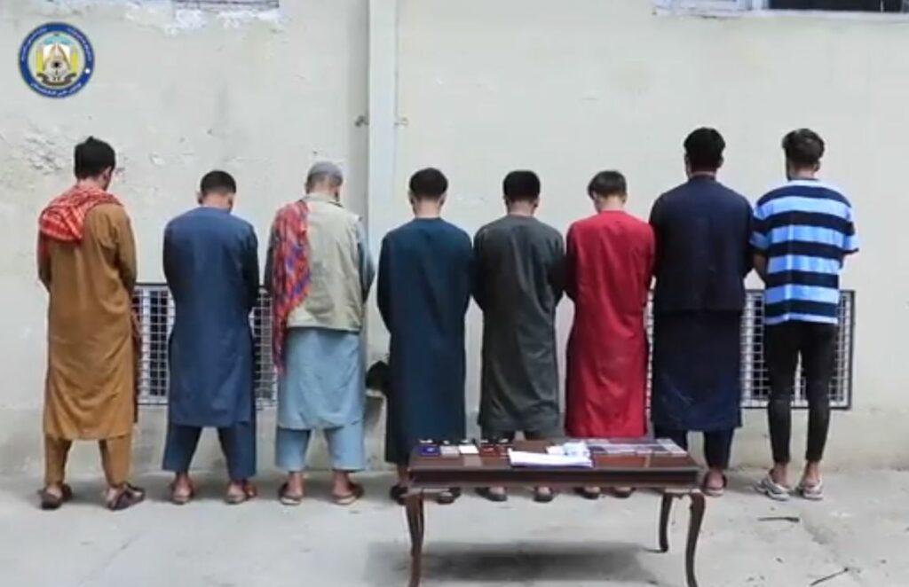یک گروۀ هشت نفری به اتهام سرقت موبایل‌ها در شهر کابل بازداشت شده‌است