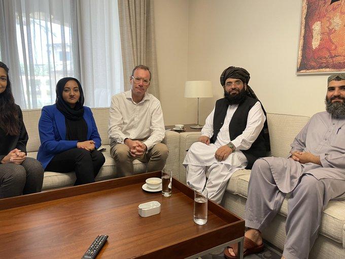 سهیل شاهین با شارژدافیر بریتانیا برای افغانستان دیدار کرده‌است
