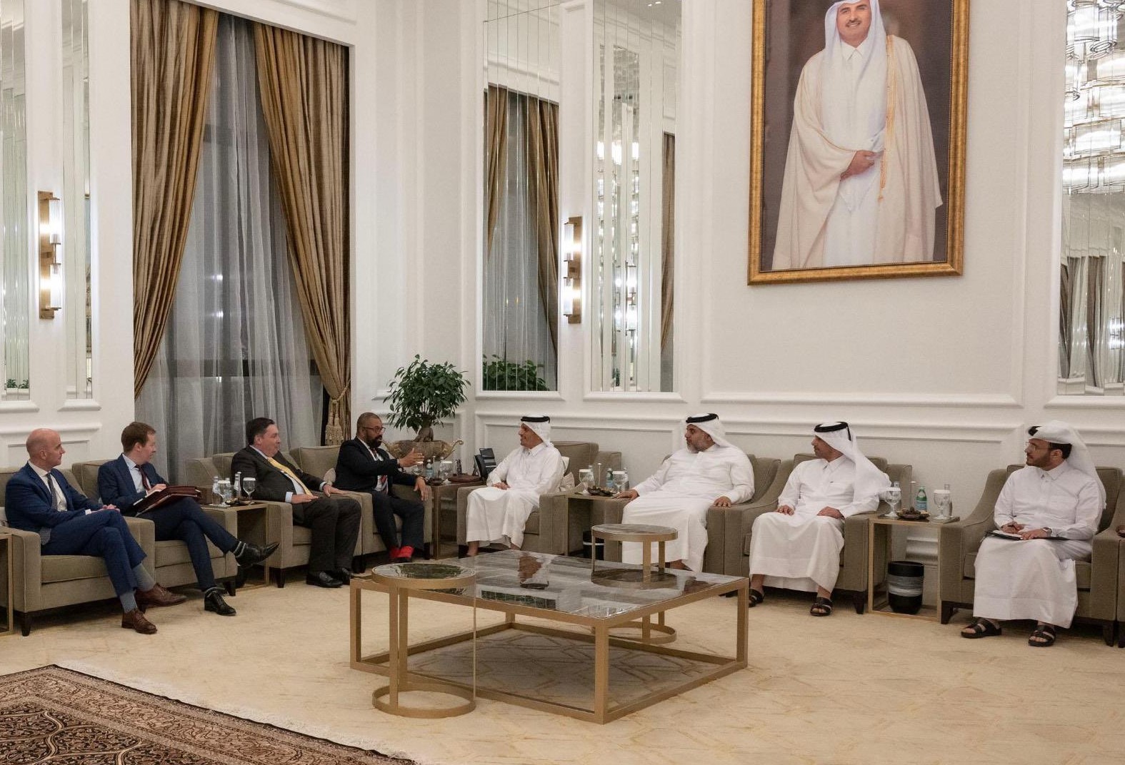 وزیران خارجۀ قطر و بریتانیا در بارۀ حمایت جامعۀ جهانی از مردم افغانستان گفتگو کردند