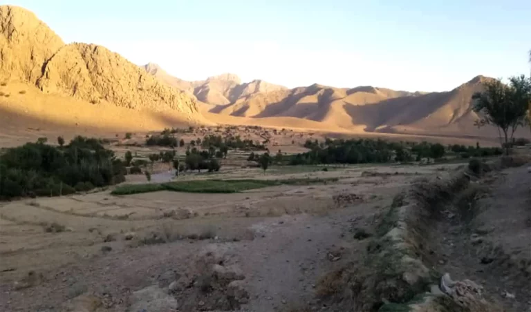 نبود خدمات مخابراتی؛ باشنده‌گان گلستان فراه هنوزهم برای یکدیگر نامه می‌فرستند و از تیلفون‌های ماهواره‌یی استفاده می‌کنند