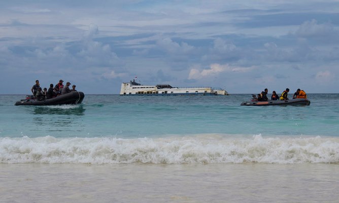 غرق شدن یک کشتی در اندونیزیا جان ۱۵ تن را گرفت
