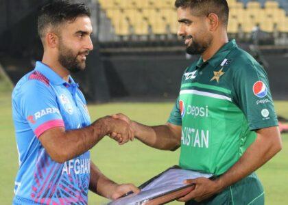 Shahidi gifts Afghan dresses to Pakistani cricketers
