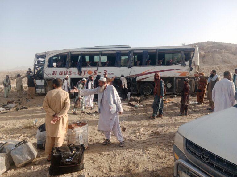 زابل کې د یوه بس چپه کېدو پېښه کې یو کس مړ او ۱۹ نور ټپیان شوي