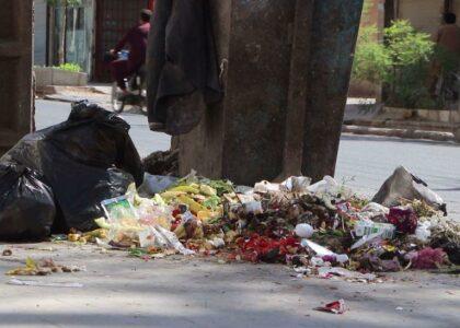 انتقاد از کمبود زباله‌ دانی‌ها در هرات؛ انبار زباله‌ها در کنار جاده‌ها سبب آلوده‌گی محیط زیستی شده‌است