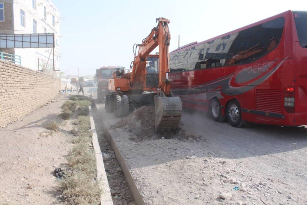 کار قیرریزی یک کیلومتر سرک در شهر هرات آغاز شد