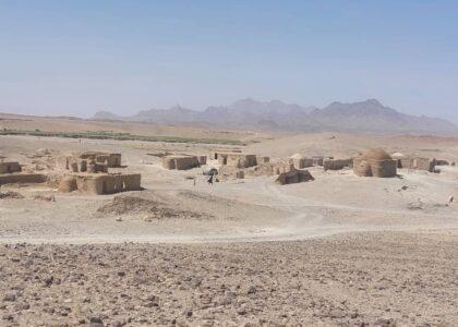 کودکان حدود ۸۰۰ خانواده در منطقۀ آبخرمای فراه از سال‌ها به این‌سو از آموزش محروم اند