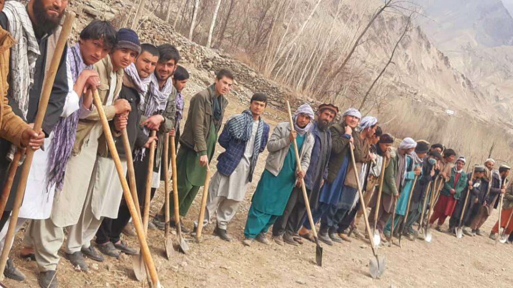 مسوولین: برای هزاران تن در بامیان فرصت کاری کوتاه‌مدت فراهم شده‌است