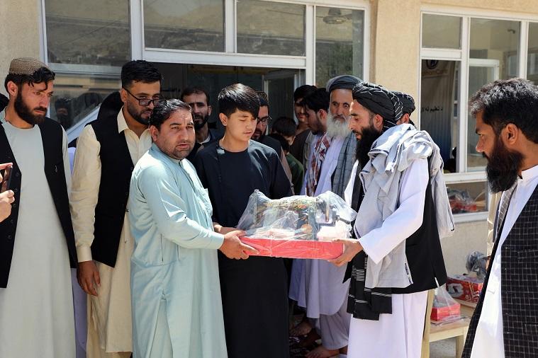 ده‌ها کودک یتیم از یک دورۀ شش ماهۀ آموزش خیاطی در شهر کابل فارغ شدند