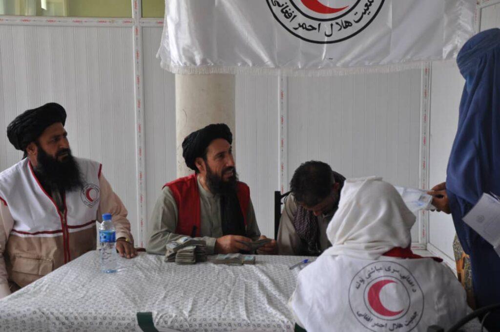 هلال احمر افغانی: برای ۳ هزار زن بیوه در ولایات شرقی کشور کمک نقدی توزیع می‌شود
