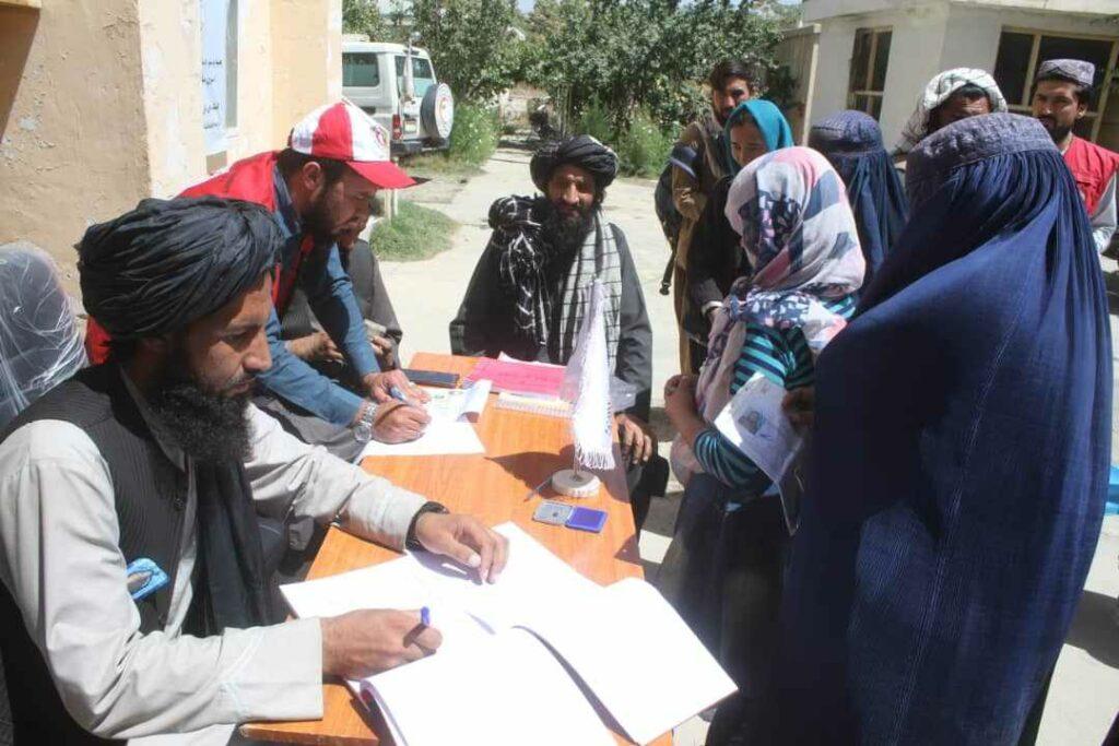 غزني کې څه کم ۷۰۰ مستحقو سوالګرو ته میاشتنۍ تنخوا ورکول کېږي