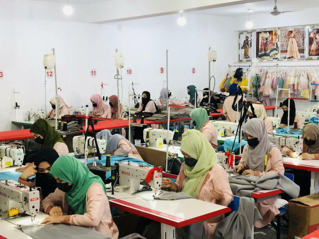 سه هزار تن به‌شمول زنان در ۶۰ کارخانۀ لباس‌دوزی در بلخ مصروف کار اند