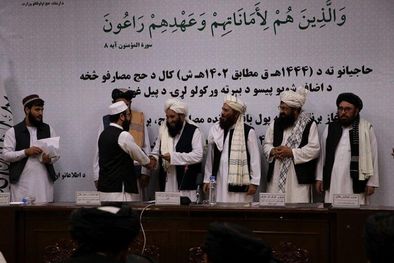 د حج او اوقافو وزارت سږني حاجیانو ته د ۱۰۸ ډالرو د بېرته ورکولو لړۍ پيل کړه
