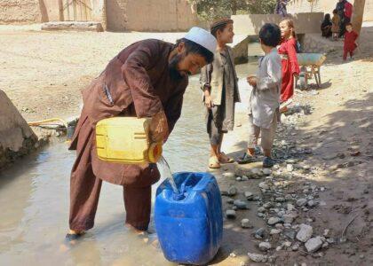 باشنده‌گان برخی قریه‌جات تالقان: به دلیل نبود آب آشامیدنی صحی از آب آلودۀ نهر استفاده می‌کنیم