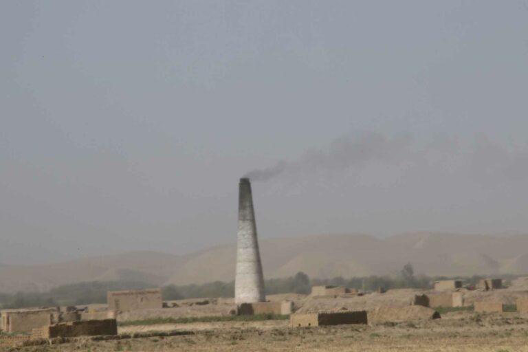 برخی باشنده‌گان سرپل از دود کوره‌های خشت‌پزی در میان خانه‌های مسکونی ابراز نگرانی می‌کنند
