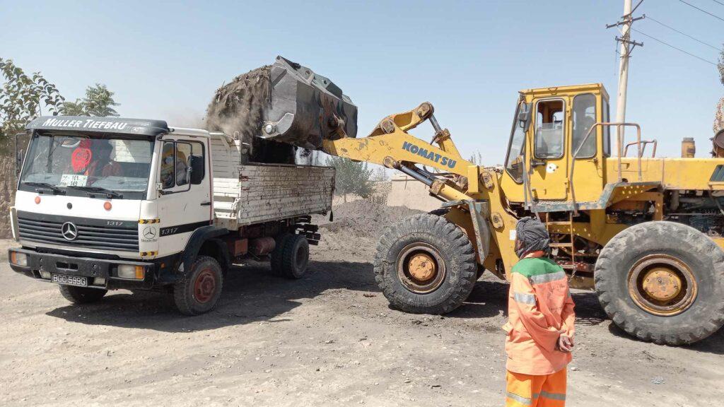 مسؤولین: زباله‌هایی که از ده سال به این‌سو در برخی نواحی شهر میمنه انبار شده بود، انتقال داده شد