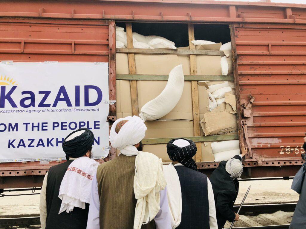 قزاقستان برای زلزله‌زده‌گان هرات ۲۷ واگن مواد کمکی را به افغانستان فرستاد