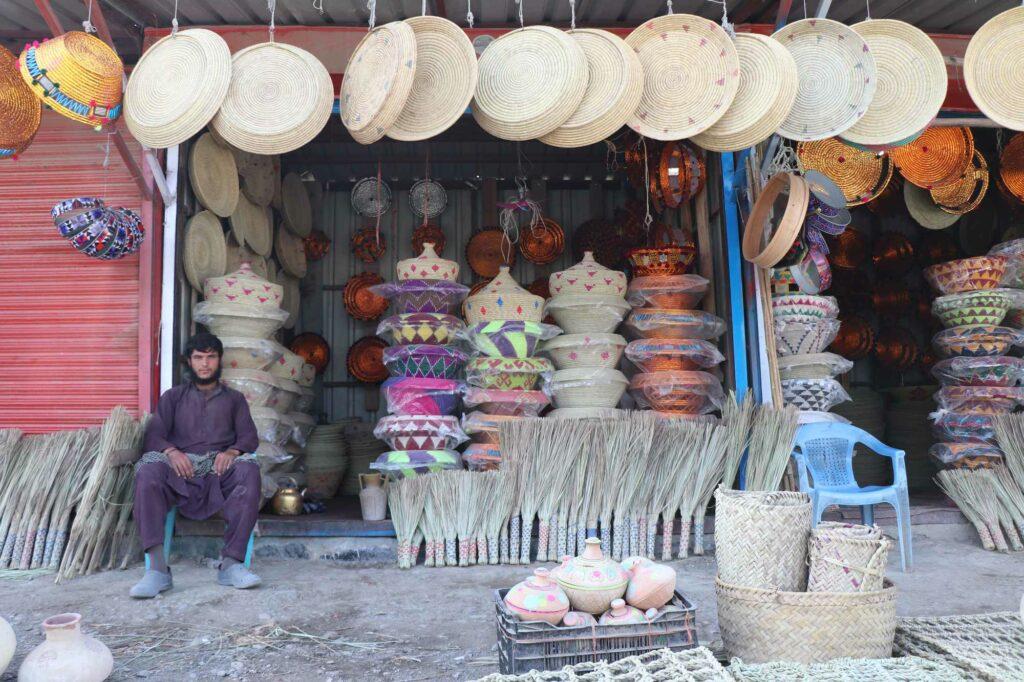 صنعتگران صنایع دستی در خوست از حکومت خواهان بازار مناسب برای تولیدات شان اند