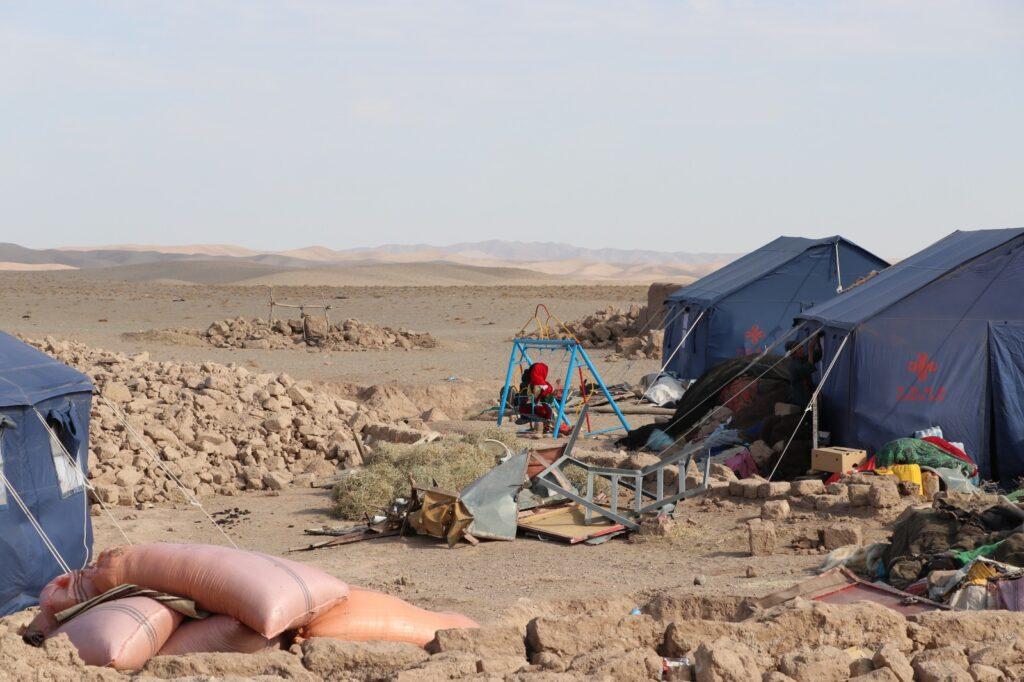 روزهای دشوار زلزله‌زده‌گان هرات؛ مسؤولین اما از توزیع منظم کمک‌ها به آسیب‌دیده‌گان اطمینان می‌دهند