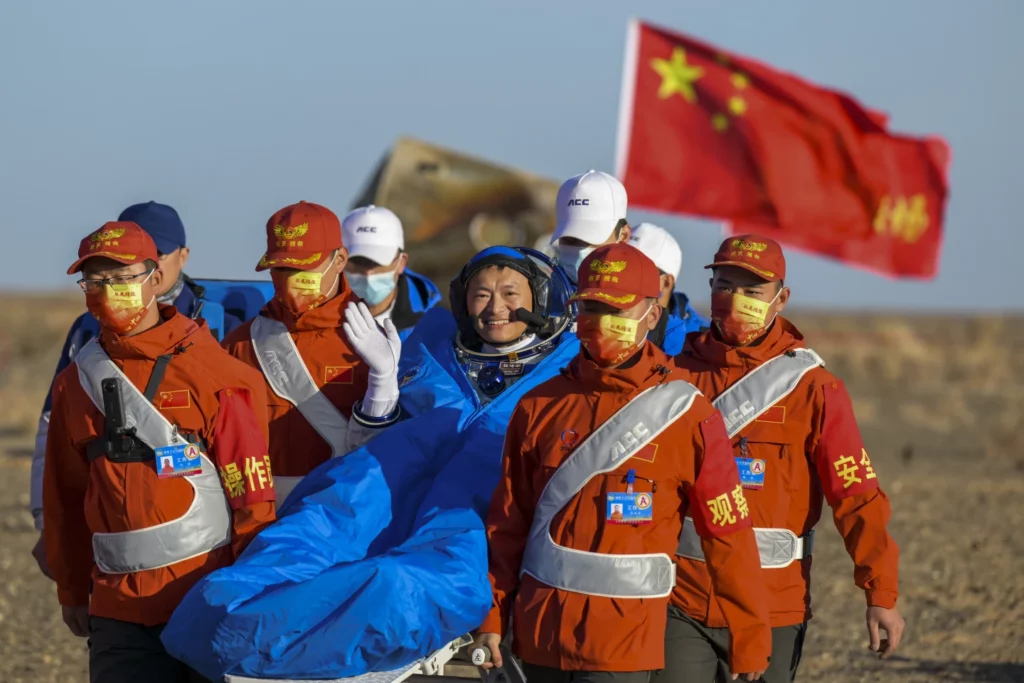 سه فضانورد چینی پس از شش ماه اقامت در فضا به زمین بازگشته‌اند