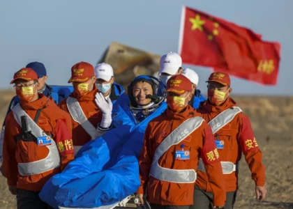 سه فضانورد چینی پس از شش ماه اقامت در فضا به زمین بازگشته‌اند