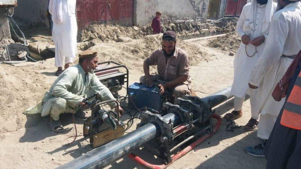 مشکل آب در شهر جلال‌آباد؛ مسؤولین: کار بازسازی شبکۀ آبرسانی به سرعت ادامه دارد