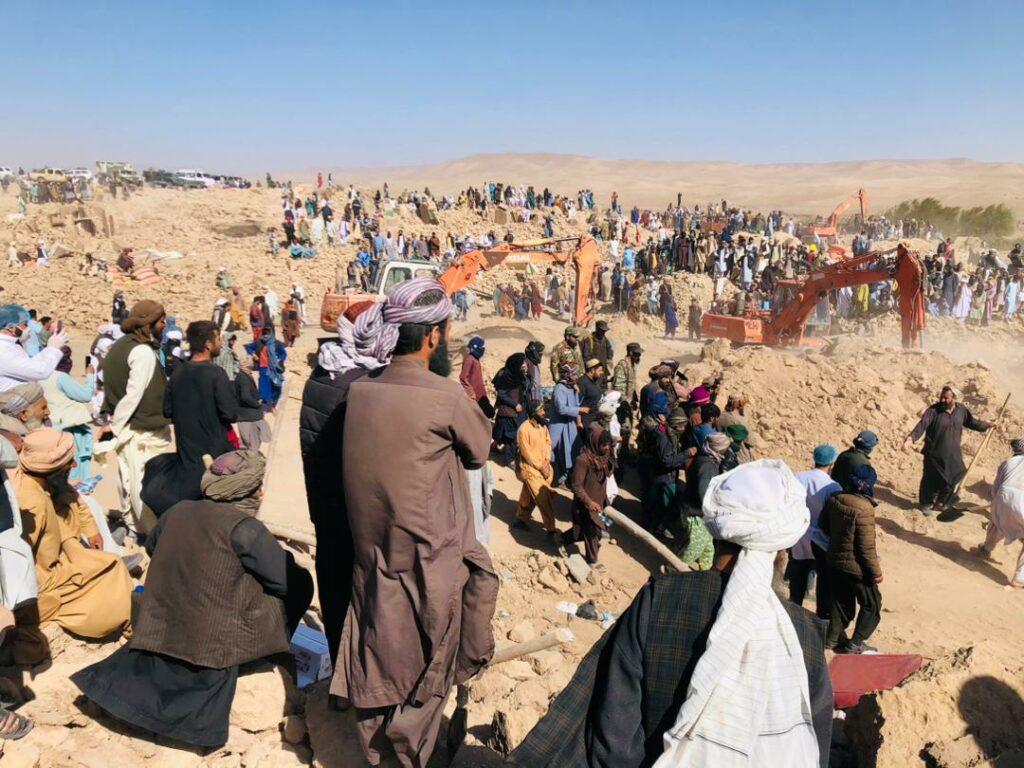 هرات کې د زلزلې له امله تر خاورو لاندې شوو کسانو د ژغورنې عملیات لا هم روان دي