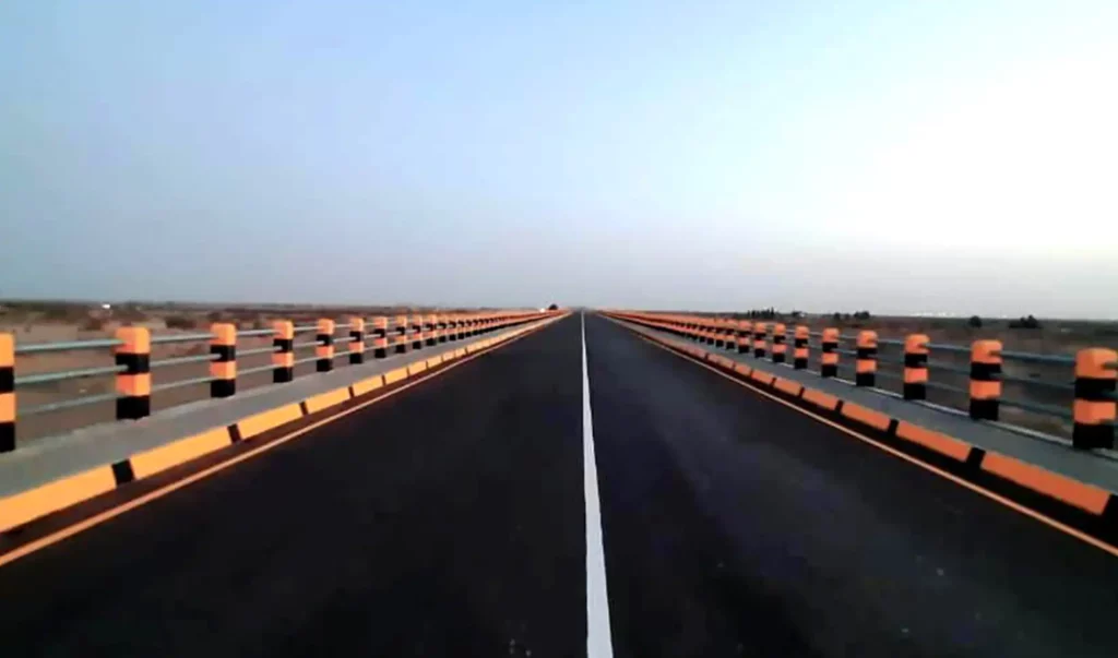 کار ساخت یک پل به طول سه صد متر در نیمروز تکمیل و به بهره‌برداری سپرده شد