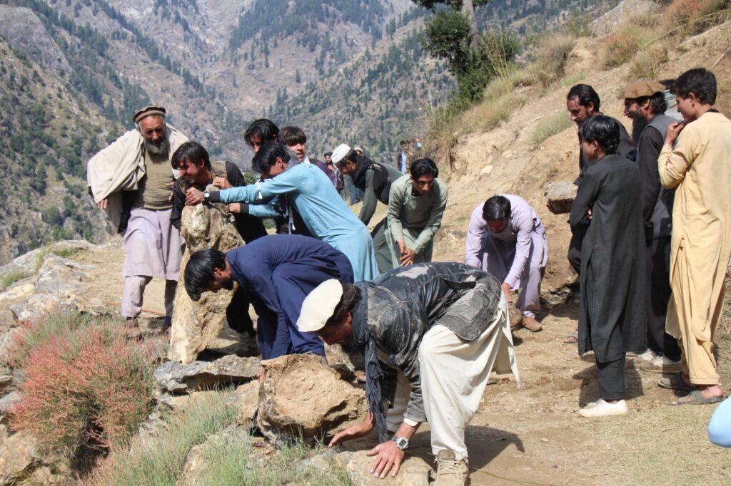 Kunar’s Hoz locality residents construct road at own cost