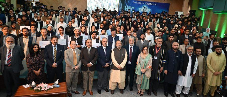 Pakistan to give Afghan students 4500 scholarships